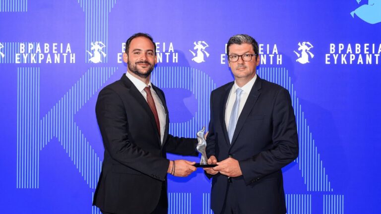 Ο κ. Νικόλαος Βυθούλκας (Δ), Fleet Μanager της Niovis Shipping Co. S.A. με τον κ. Ηλία Μάλλιο (Α), Υπεύθυνος Εξαγωγών της SEABRIGHT, χορηγού του βραβείου.